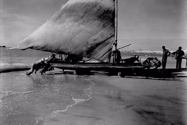 Chegada das jangadas na Praia do Mucuripe em Fortaleza (CE) - maio. 1952