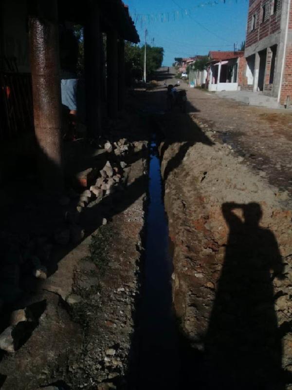 Prefeitura realiza obra de saneamento básico em frente ao Colégio Antônio Honorato