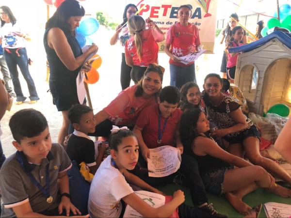 Na praça do amor, evento festivo comemora o Dia Mundial de Combate ao Trabalho Infantil