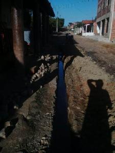 Prefeitura realiza obra de saneamento básico em frente ao Colégio Antônio Honorato