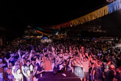 Imagem do público na terceira noite de festa.